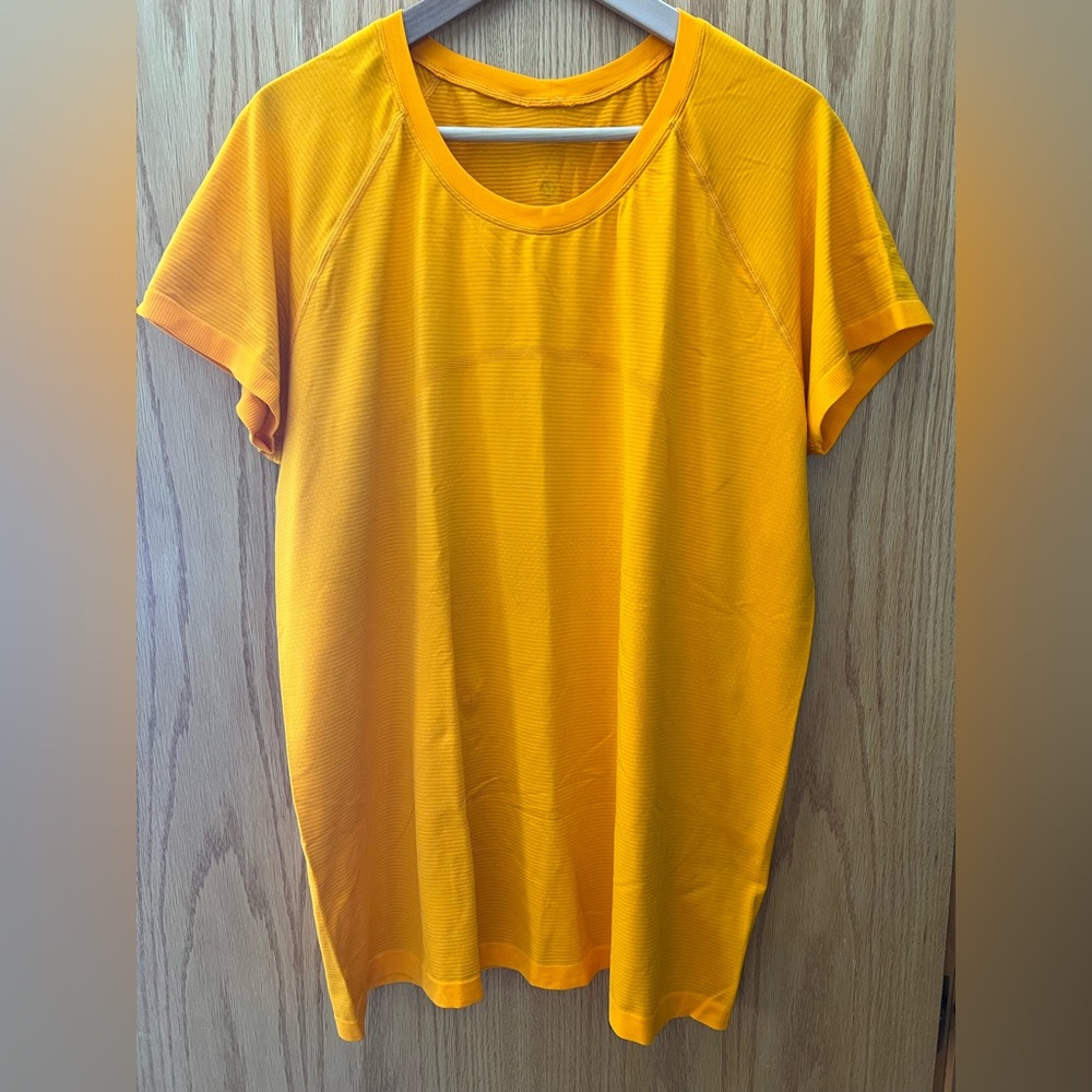 Swiftly Tech Short-Sleeve Shirt 2.0
Hip Length - size 20